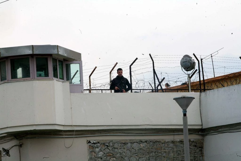 Η επίσημη ανακοίνωση του Υπουργείου Δικαιοσύνης για την απόδραση των δυο κρατουμένων – Γιατί «πανηγυρίζει»